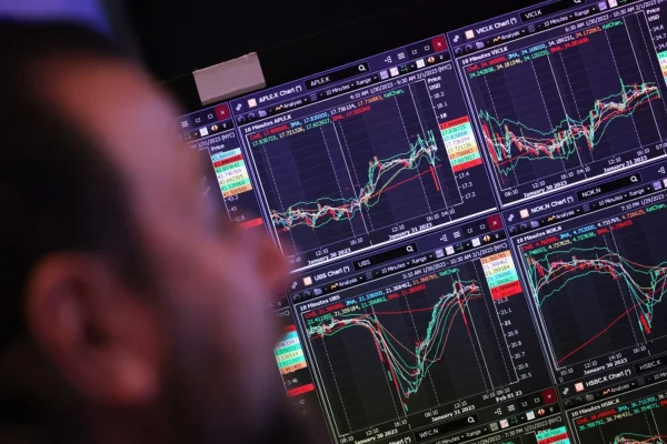 US Stocks Fall As Traders Weigh Feds Next Move